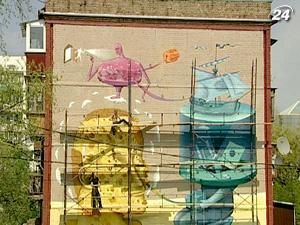 Художники-муралисты разрисовали фасад в столице