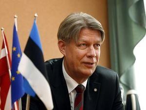 Президент Латвії привів на суботник свою дружину, охоронців і співробітників адміністрації Президент Латвії привів на суботник свою дружину, охоронців і співробітників адміністрації