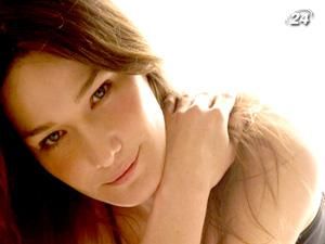 Карла Бруни - икона стиля со своим естественным шармом и острым умом Карла Бруни - икона стиля со своим естественным шармом и острым умом