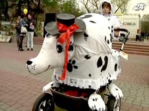 Понад сто матерів влаштували парад візочків Понад сто матерів влаштували парад візочків