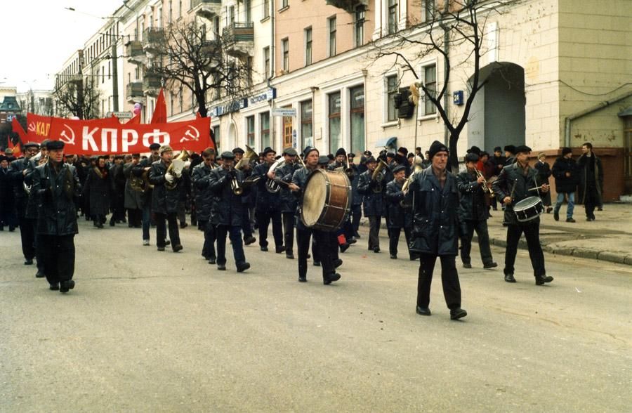Шествие коммунистов в Москве прервалось из-за гей-активистов с "радужными" флагами Шествие коммунистов в Москве прервалось из-за гей-активистов с "радужными" флагами
