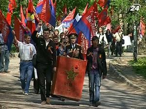 В Криму роздавали російські триколори та червоні прапори В Криму роздавали російські триколори та червоні прапори