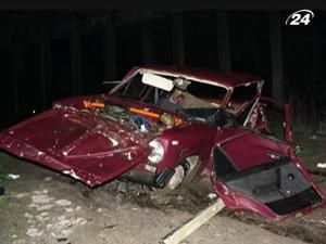 Донеччина: автомобіль впав з 6-метрової висоти, є жертви Донеччина: автомобіль впав з 6-метрової висоти, є жертви