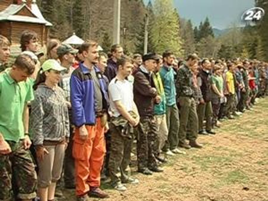 Молодежь со всей страны шагает по карпатским тропам Молодежь со всей страны шагает по карпатским тропам