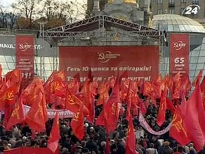 Луганск: в мэрии рядом с сине-желтым пристроили флагшток и для красного флага Луганск: в мэрии рядом с сине-желтым пристроили флагшток и для красного флага