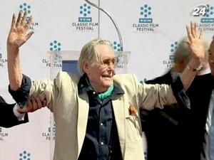 Питер О'Тул оставил свои отпечатки на знаменитой площади в Голливуде Питер О'Тул оставил свои отпечатки на знаменитой площади в Голливуде