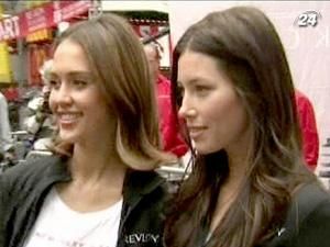 Знаменитості взяли участь в акції по боротьбі з раком грудей Знаменитості взяли участь в акції по боротьбі з раком грудей