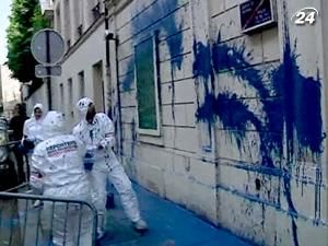 “Репортери без кордонів” закидали фарбою посольство Сирії у Франції “Репортери без кордонів” закидали фарбою посольство Сирії у Франції