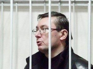 В Генпрокуратуре говорят, что Луценко - не в карцере и он ест "калорийную смесь"