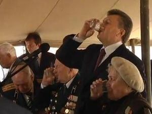 Янукович показал ветеранам, как надо пить водку (ВИДЕО)