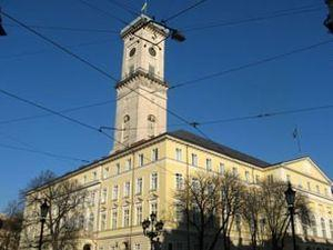 Во Львове будут увольнять с работы за вывешенные красные флаги