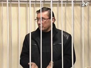 Адвокати вимагають від Пшонки звільнити Луценка за станом здоров'я