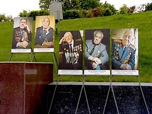 На Аллее Городов-Героев открыли выставку портретов ветеранов