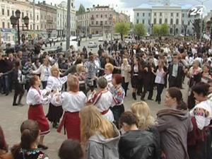 В День вышиванки в Черновцах замахнулись на рекорд Гиннеса