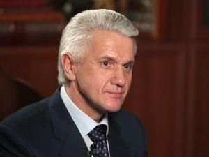 Литвин разрешил красный флаг в День Победы