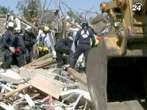 У США борються з торнадо і повенями У США борються з торнадо і повенями