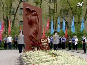 Акция ко Дню Победы состоялась без всякого государственного флага Акция ко Дню Победы состоялась без всякого государственного флага