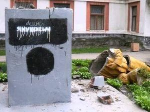 У Чернігові знищили пам'ятник Леніну та підписали його "Янукович"