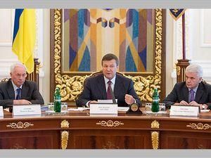 Президент, премьер и спикер поздравили украинок с Днем матери