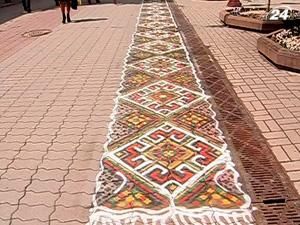 На "рушник счастья" в более 50 метров стали прикарпатские молодожены На "рушник счастья" в более 50 метров стали прикарпатские молодожены