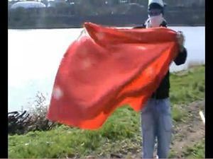 В Донецке сожгли красный флаг (ВИДЕО)