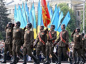 Янукович, Азаров, Литвин и Попов возглавили праздничное шествие в Киеве