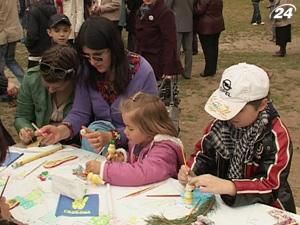 Мастера Львовщины учат детей расписывать игрушки Мастера Львовщины учат детей расписывать игрушки
