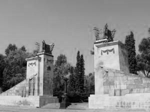 У Львові побили комуніста і спалили російський прапор У Львові побили комуніста і спалили російський прапор