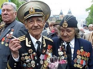 Ветеранам у Києві роздали по коробці цукерок, пляшці горілки і військовій флязі