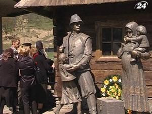 На Закарпатті встановили пам'ятник заробітчанам