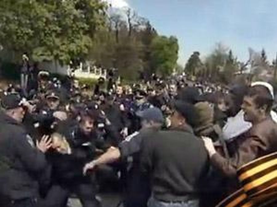 Во Львове милиция применила силу против "свободовцев" (ВИДЕО)