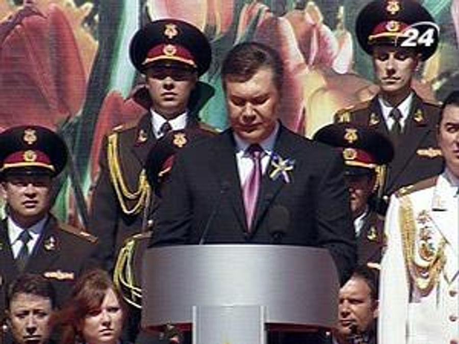 Янукович: 9 травня - священна дата Янукович: 9 травня - священна дата