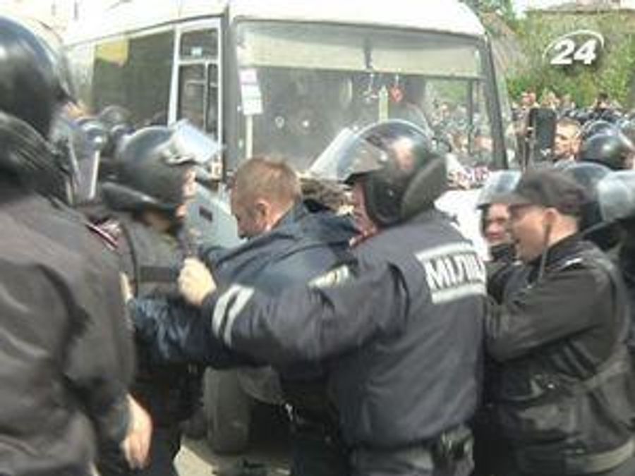 У Львові на Пагорбі слави відбулись сутички міліції та ВО "Свободи" У Львові на Пагорбі слави відбулись сутички міліції та ВО "Свободи"