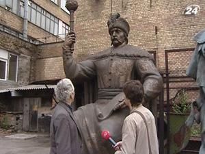 Памятник Мазепе 2 года стоит во дворе киевского комбината Памятник Мазепе 2 года стоит во дворе киевского комбината