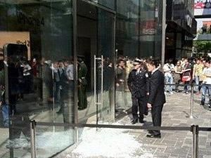 В Пекине произошла массовая драка из-за начала продаж белых iPhone В Пекине произошла массовая драка из-за начала продаж белых iPhone