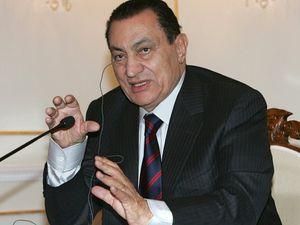 Хосни Мубарак едва не умер во время допроса Хосни Мубарак едва не умер во время допроса