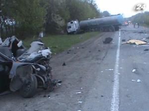 Пять человек погибли и четверо тяжелотравмированы в результате ужасного ДТП на Хмельнитчине Пять человек погибли и четверо тяжелотравмированы в результате ужасного ДТП на Хмельнитчине