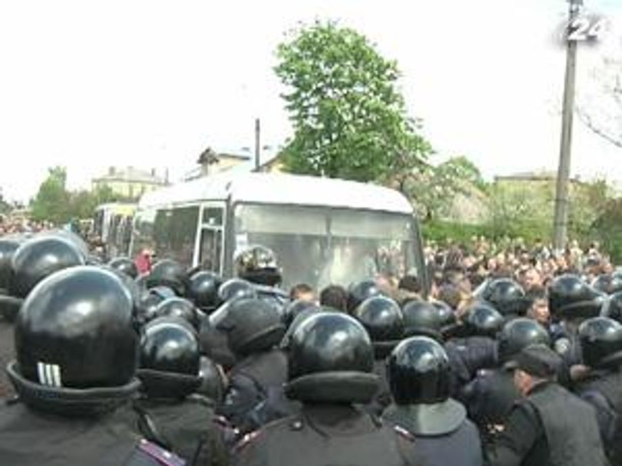 Правоохоронці шукають винних у сутичках у Львові Правоохоронці шукають винних у сутичках у Львові