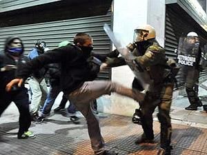 В Афінах поліція розганяє демонстрантів В Афінах поліція розганяє демонстрантів