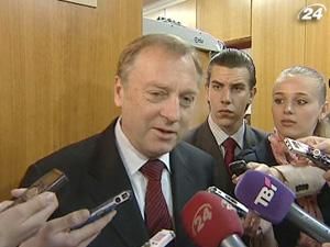 У Кабміні "не побачили" червоних прапорів на 9 травня У Кабміні "не побачили" червоних прапорів на 9 травня
