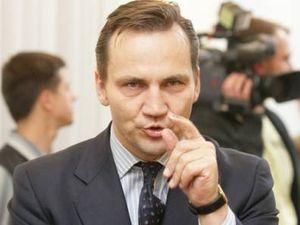 Міністр закордонних справ Польщі полетів у Лівію підтримати повстанців Міністр закордонних справ Польщі полетів у Лівію підтримати повстанців