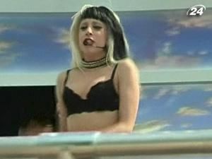 Лейди Гага выступила с мини-концертом на набережной Круазетт