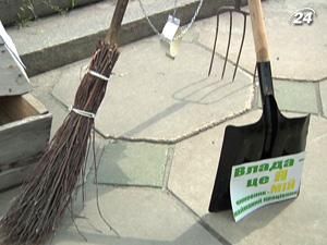 Предприниматели передали Януковичу метлу, а Азарову - лопату Предприниматели передали Януковичу метлу, а Азарову - лопату