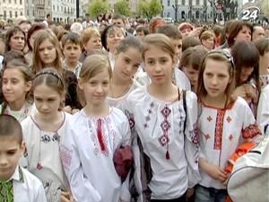 4 189 буковинцев одновременно вышли на площадь в вышитых сорочках 4 189 буковинцев одновременно вышли на площадь в вышитых сорочках