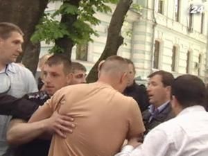 Акція протесту переросла у бійку між мітингувальниками та беркутівцями Акція протесту переросла у бійку між мітингувальниками та беркутівцями