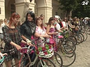 Понад 70 львівських дівчат одягли спідниці і сіли на велосипед Понад 70 львівських дівчат одягли спідниці і сіли на велосипед
