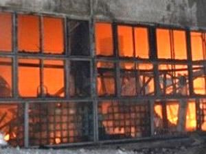 Из-за пожара на складе в Перми эвакуировали 32 человека Из-за пожара на складе в Перми эвакуировали 32 человека