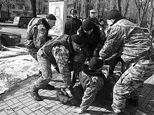 Милиция: За неповиновение на Лесном рынке задержали 12 человек