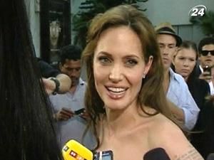 Лента Анджелины Джоли получила название "В краю крови и меда"