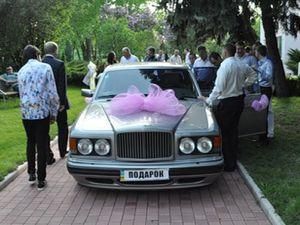 "Бентли" как свадебный подарок племяннику от дяди "регионала" "Бентли" как свадебный подарок племяннику от дяди "регионала"